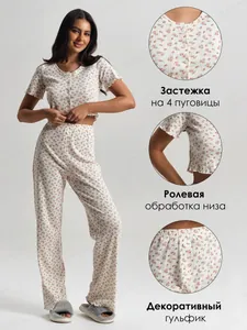 Détail d'un pyjama à fleurs avec ourlet ondulé et haut à manches courtes boutonnée