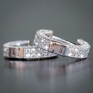 Herren Creolen in Silber mit funkelnden Zirkonia Steinen im minimalistischen Design