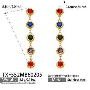 Detailansicht der 5,1 cm langen Edelstahl-Ohrringe mit bunten Zirkonia-Edelsteinen