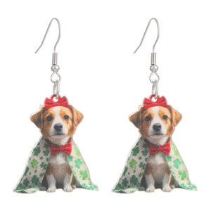 Detalle de pendientes de perro acrílico con capa de trébol para el día de San Patricio