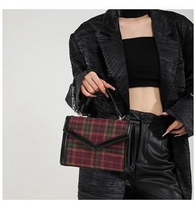 Detailansicht der Retro-Karo-Handtasche mit V-Klappe und Lederbesatz am Rand