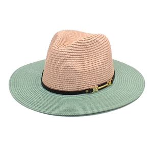 Détail d'un chapeau fedora bicolore avec calotte rose et large bord vert menthe