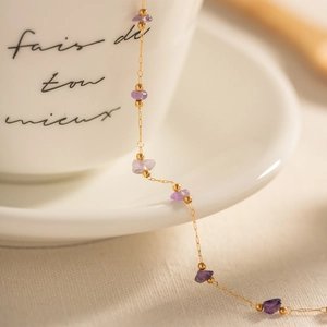 Bracelet de cheville en acier doré 18K avec éclats de pierres améthyste violettes
