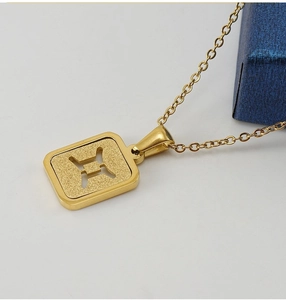 Gros plan détaillé du pendentif signe Gémeaux plaqué or 18 carats sur une chaîne en O