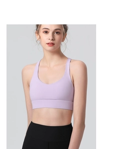 Détail des bretelles larges et du tissu hautement élastique du soutien-gorge de sport lilas