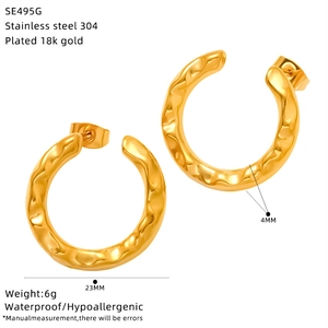 Gold-plated hollow hammered hoops earrings with 23mm diameter and 18k gold finish