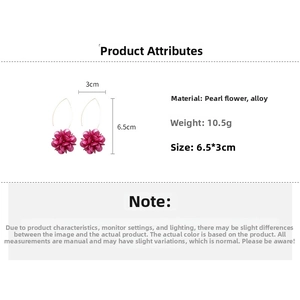 Dettaglio degli orecchini a fiore rosa con ganci in lega dorata e misure dimensionali