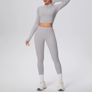 Détail des passe-pouces sur la veste de yoga gris clair et ensemble legging slim