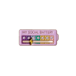 Pin de esmalte Social Battery rosa con control deslizante y niveles de expresión