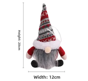 Vista dettagliata di uno gnomo natalizio in maglia con dimensioni 20 cm altezza e 12 cm larghezza