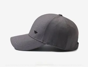 Detaillierte Seitenansicht der dunkelgrauen Baseballkappe mit Stickerei und Naht am Schirm