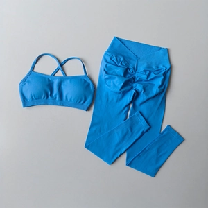 Détails à plat de l'ensemble de yoga bleu sans couture avec brassière croisée et legging en V