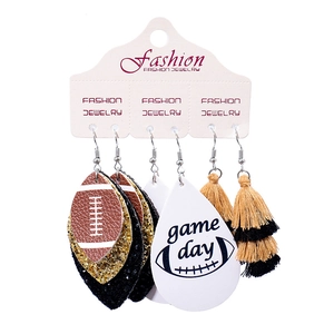 Set di tre paia di orecchini in ecopelle con motivi a tema football americano e game day