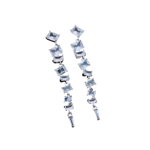 Boucles d'oreilles pendantes argentées avec cristaux de zircon carrés et design géométrique