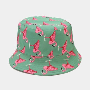 Détail de l'imprimé flamant sur chapeau bob vert menthe avec coutures renforcées sur le bord