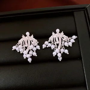 Eleganti orecchini vintage in argento con perle e nappe in una scatola portagioie