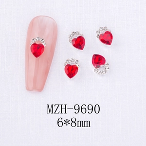 Macro di cristalli per unghie a cuore rosso 6x8mm con strass su unghie rosa