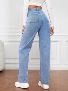 Vue arrière du jean taille haute bleu clair montrant les poches arrière
