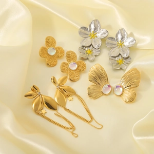 Set di orecchini a forma di fiore e farfalla in acciaio inossidabile dorato e argento