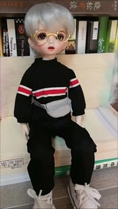 Détail du sac banane gris avec sangle NICENIC sur une poupée BJD aux cheveux argentés