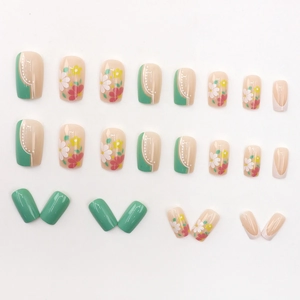 Lot de 24 faux ongles courts carrés vert menthe avec motifs floraux et géométriques doux