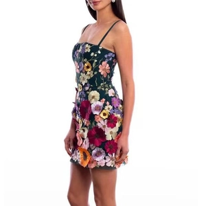 Detaillierte Stickerei bunter 3D-Blumen auf dunkelgrünem Netz-Träger-Minikleid
