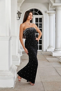 Détails d'une robe de soirée bustier noire ornée de perles blanches élégantes