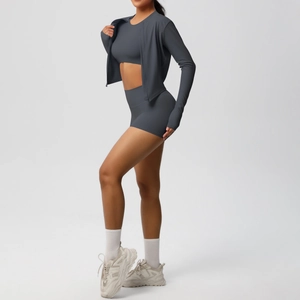 Dettaglio del set yoga grigio scuro con maniche con asola per il pollice e pantaloncini