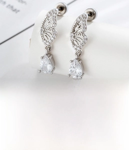 Vue macro de boucles d'oreilles papillon en titane argenté avec gouttes en zircon