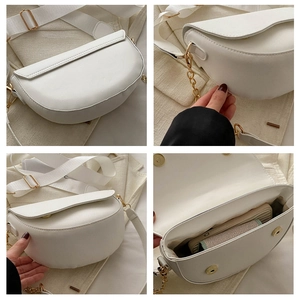 Vues multiples du sac selle blanc avec chaîne dorée et bandoulière large sur lin