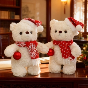 Due orsetti di peluche bianchi con cappelli e sciarpe natalizie rosse in uno studio