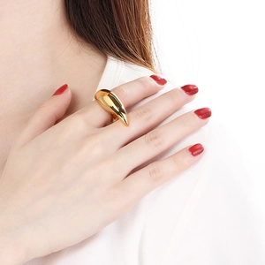 Detailopname van een minimalistische 18K vergulde ring in de vorm van een maan