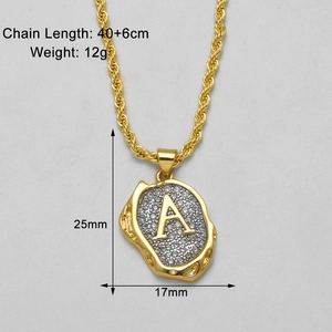 Detail von vergoldetem Buchstaben-A-Anhänger mit Kristallen und Maßen der Kordelkette