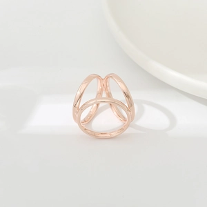 Detail view of the rose gold triple-intertwined ring with a polished geometric finish