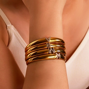 Set di bracciali dorati con lettere V, B, W e K con zirconi luccicanti sul polso