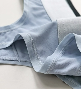 Dettaglio macro del perizoma sportivo in maglia azzurra ad alta elasticità con cuciture fini
