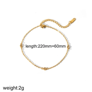 Detail eines minimalistischen, 18K vergoldeten Edelstahl-Fußkettchens mit Maßen