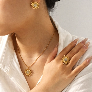 Modella che indossa un set di gioielli a girasole dorati con strass in posa professionale