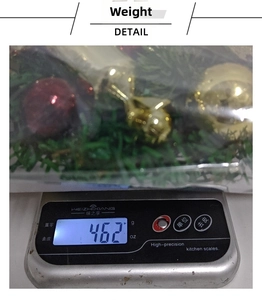 Detail showing the exact weight of 462g for this faux floral Christmas wreath decor