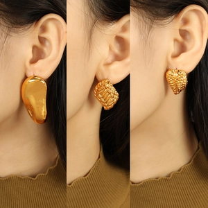 Trois paires de boucles d'oreilles vintage en or aux textures lisses, carrées et de cœur