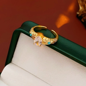 Détail de la bague plaquée or 18 carats avec zircon ovale et accents turquoise rétro
