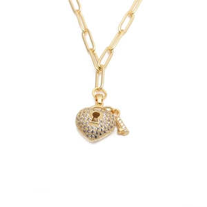 Collier trombone doré avec cadenas en cœur pavé de strass et breloques clés