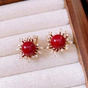 Vintage rote Zirkon Ohrstecker mit goldenem Blumendesign und Silberstift Basis