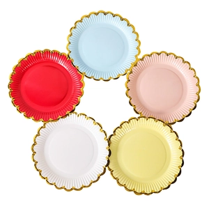 Piatti di carta colorati da 7 pollici con bordi smerlati in oro per decorazioni party