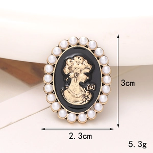 Dettaglio ravvicinato di charm cammeo con perle e dimensioni 3cm per 2.3cm
