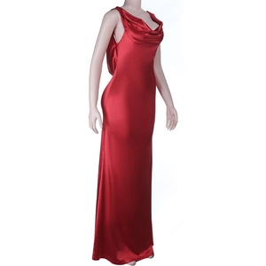 Detail eines roten Satin-Abendkleids mit seidiger Textur und rückenfreiem Drape-Design