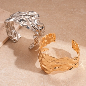 Bracelets ouverts minimalistes en métal froissé irrégulier en or et argent