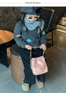 Rosa glänzende Mini-Tasche mit goldener Kette im herbstlichen Lifestyle-Szenario