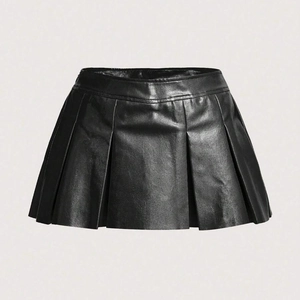 Vue détaillée de la mini-jupe plissée en similicuir noir montrant texture et éclat