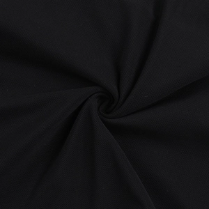 Vue macro du tissu en maille de dentelle noire élégante montrant la texture du vêtement